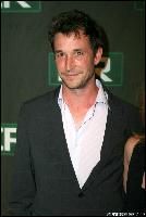 noah_wyle_fallingskiestv.ru_081 (1000x1500, 167 k...)